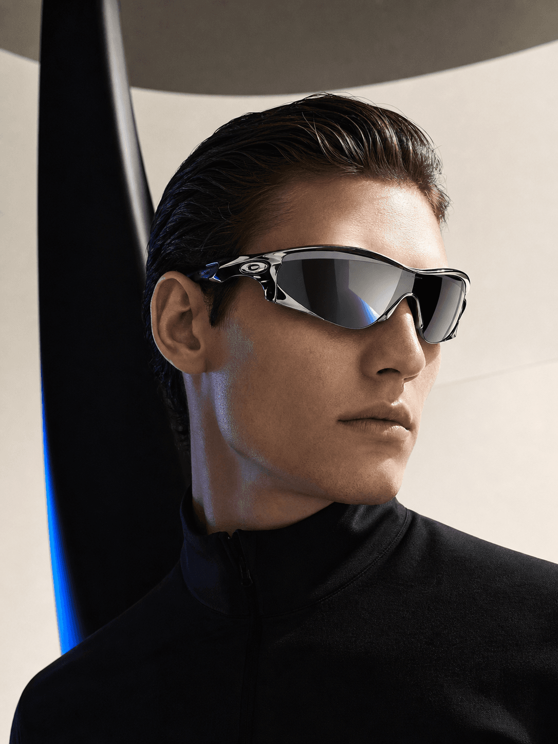 Modelo con gafas futuristas de inspiración Oakley