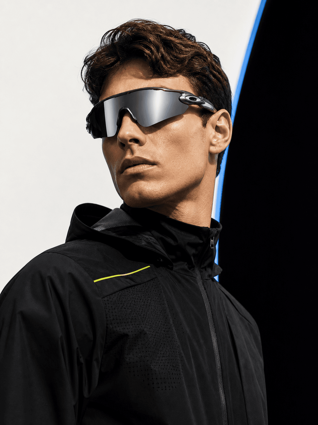 Detalle editorial de gafas futuristas BONDY