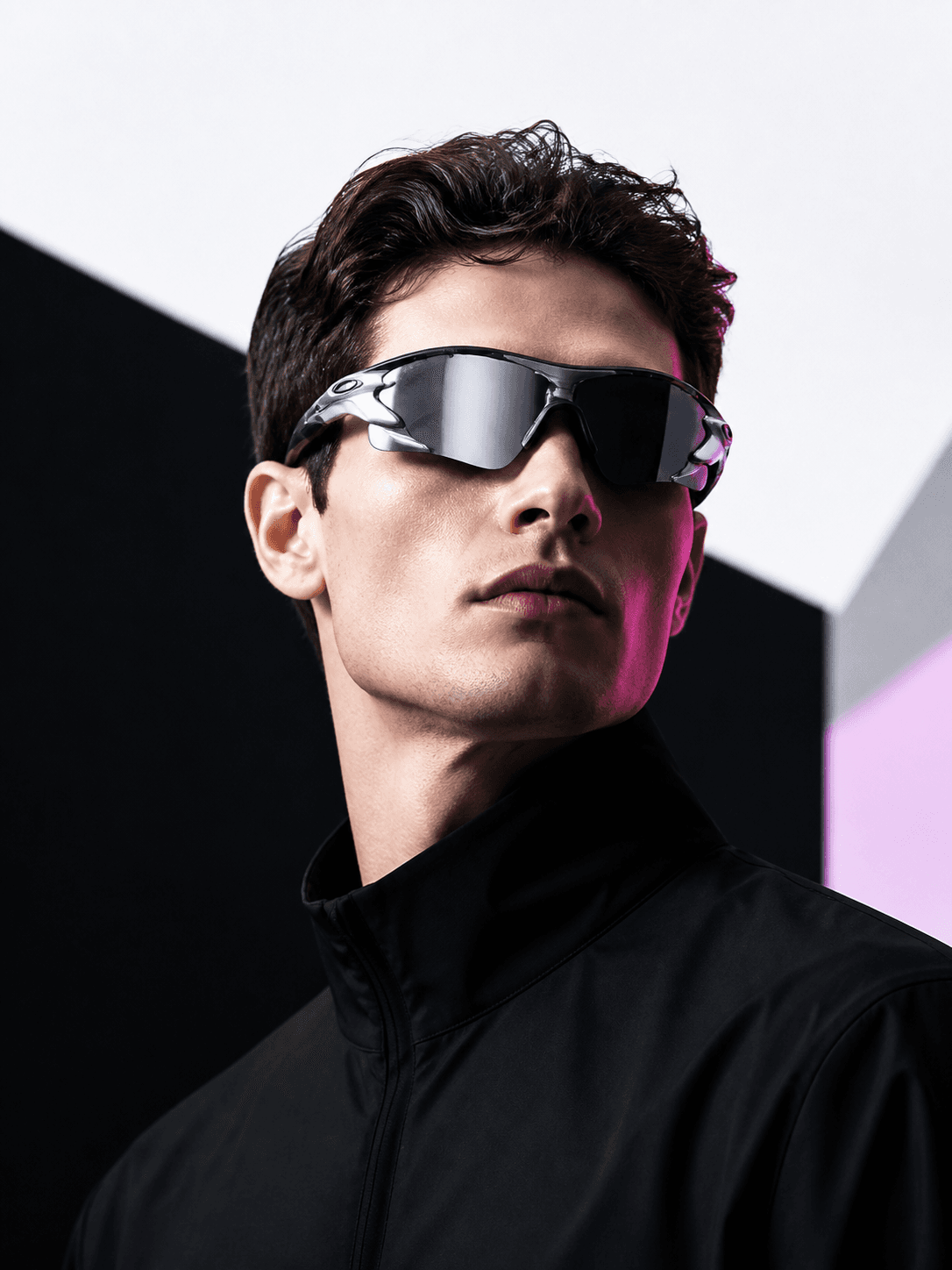 Detalle editorial de gafas futuristas BONDY